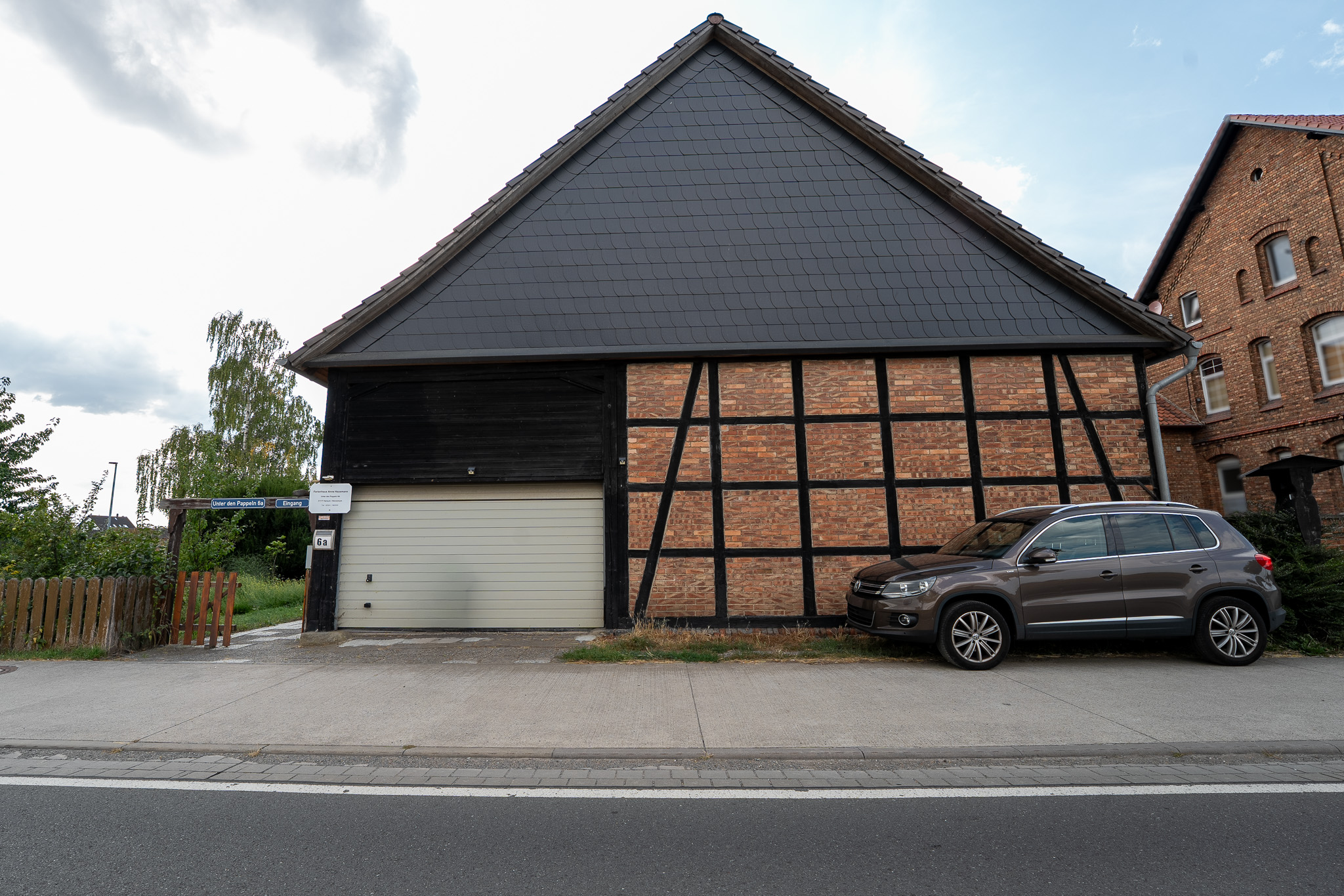 Beispiel für einen Parkplatz dicht an der Hauswand des LAN-Hauses